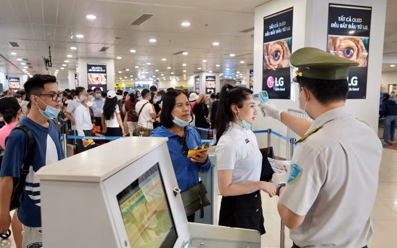 Quy định của Bộ GTVT cũng nêu rõ các yêu cầu để thực hiện chuyến bay an toàn. Máy bay đảm bảo các yêu cầu về phòng chống dịch COVID-19: trang bị dung dịch sát khuẩn tay, khẩu trang y tế; được vệ sinh, khử khuẩn sau mỗi chuyến bay. Không tổ chức các dịch vụ trên chuyến bay, trừ cung cấp nước uống.