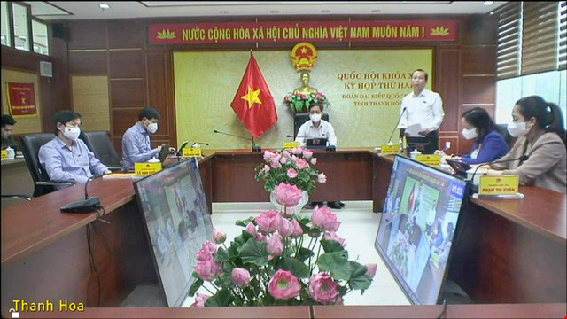 Dai bieu Quoc hoi de nghi cam nhan vien bao hiem lam phien khach