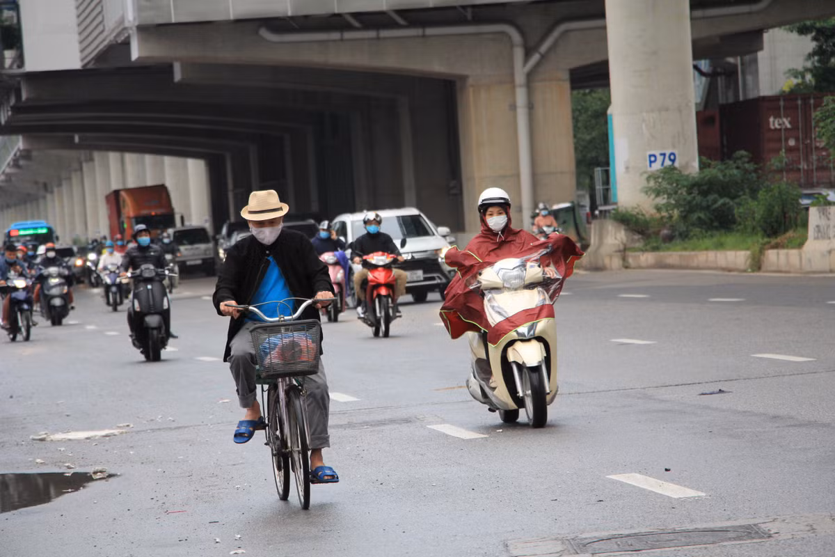 Chiều tối 18/10, những người đi ngoài đường có thể cảm nhận rõ cái lạnh nhất từ đầu mùa.