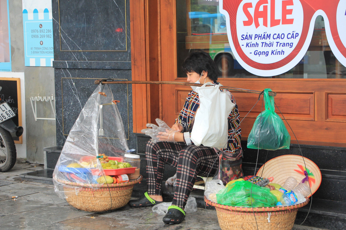 Quán hàng rong lánh vào một góc khuất để tránh mưa gió.