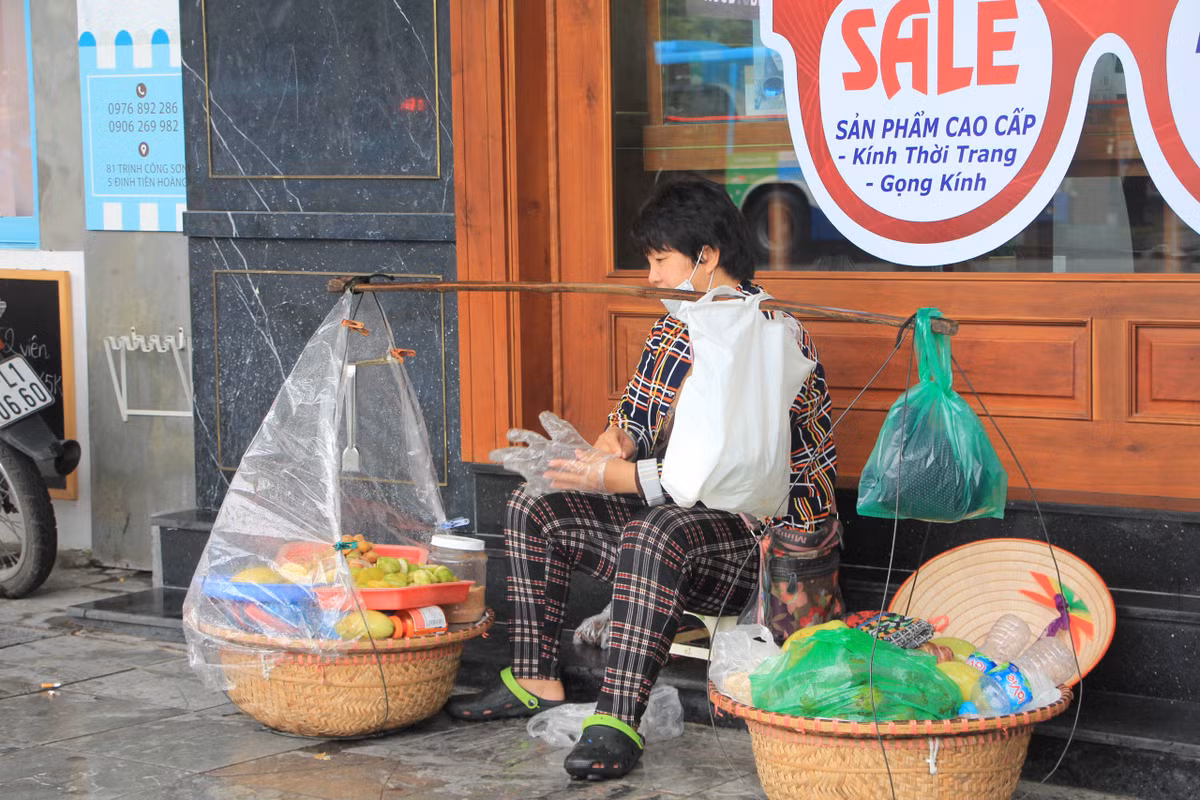 Quán hàng rong lánh vào một góc khuất để tránh mưa gió.
