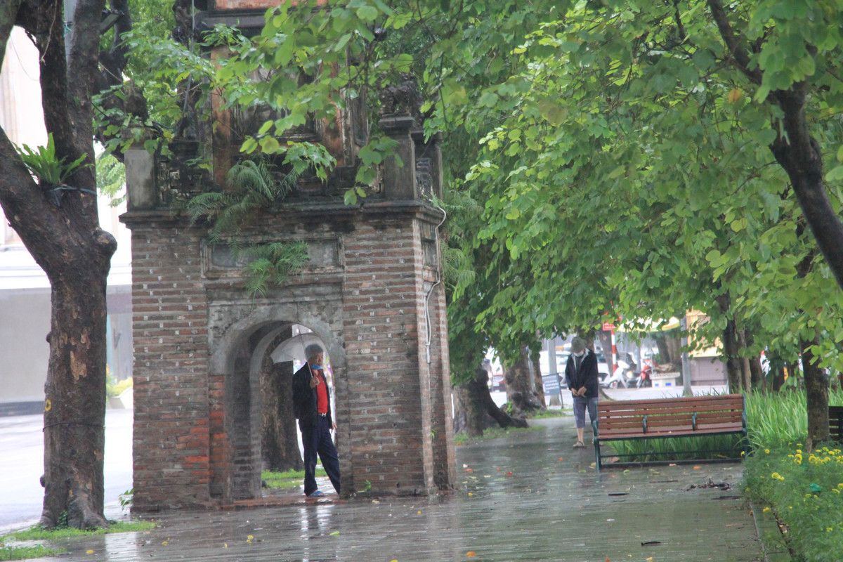 Tuy nhiên, nhiều người vẫn tranh thủ dạo phố, ngắm cảnh quanh khu vực hồ Hoàn Kiếm để cảm nhận thời tiết đặc thù của Hà Nội khi giao mùa Đông - Xuân.