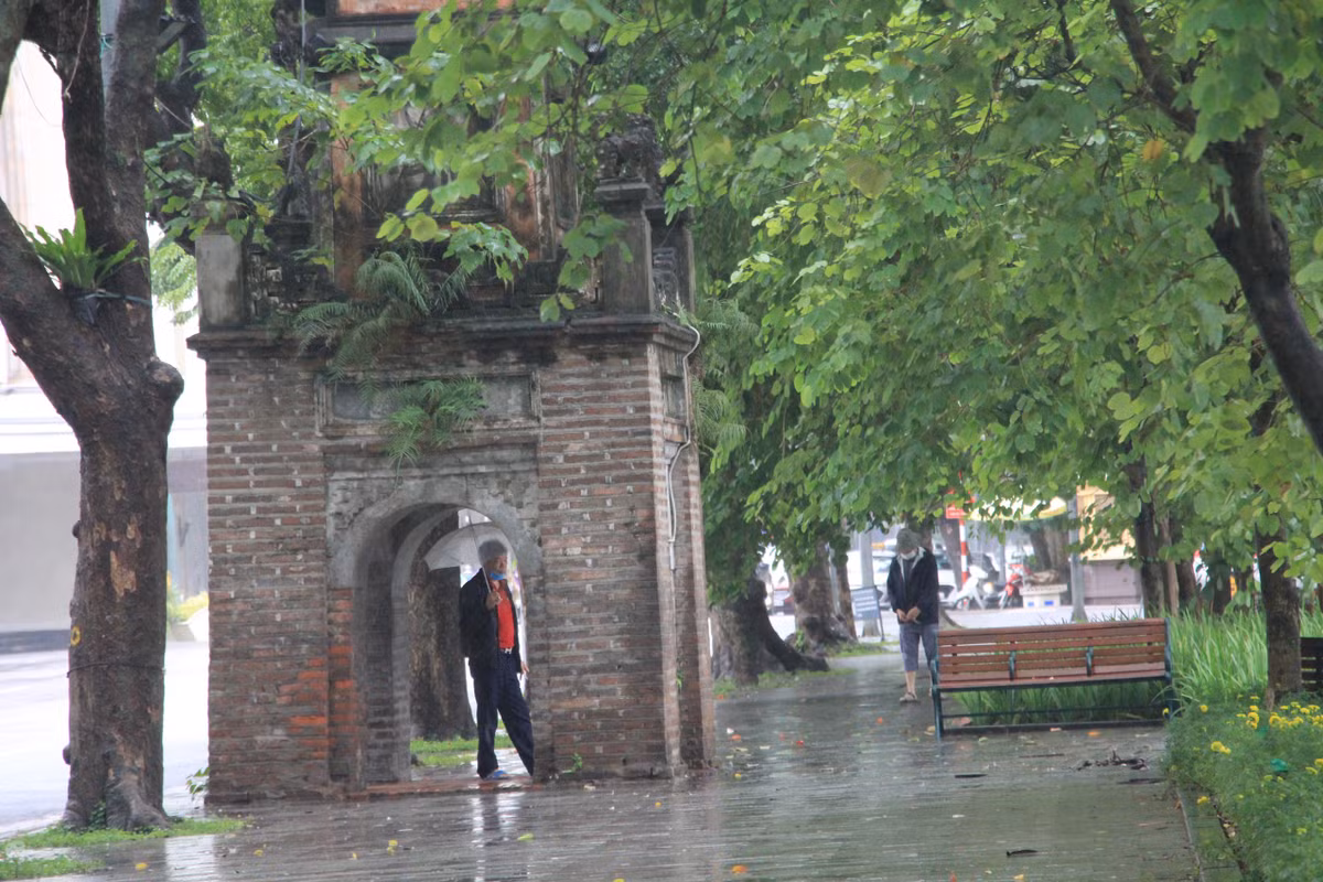 Tuy nhiên, nhiều người vẫn tranh thủ dạo phố, ngắm cảnh quanh khu vực hồ Hoàn Kiếm để cảm nhận thời tiết đặc thù của Hà Nội khi giao mùa Đông - Xuân.