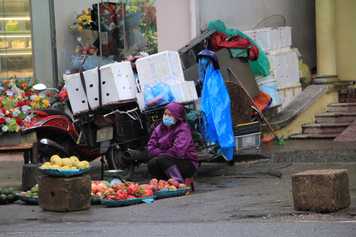 Người dân đã phải mặc áo khoác dày, trùm kín mặt ra đường. 
