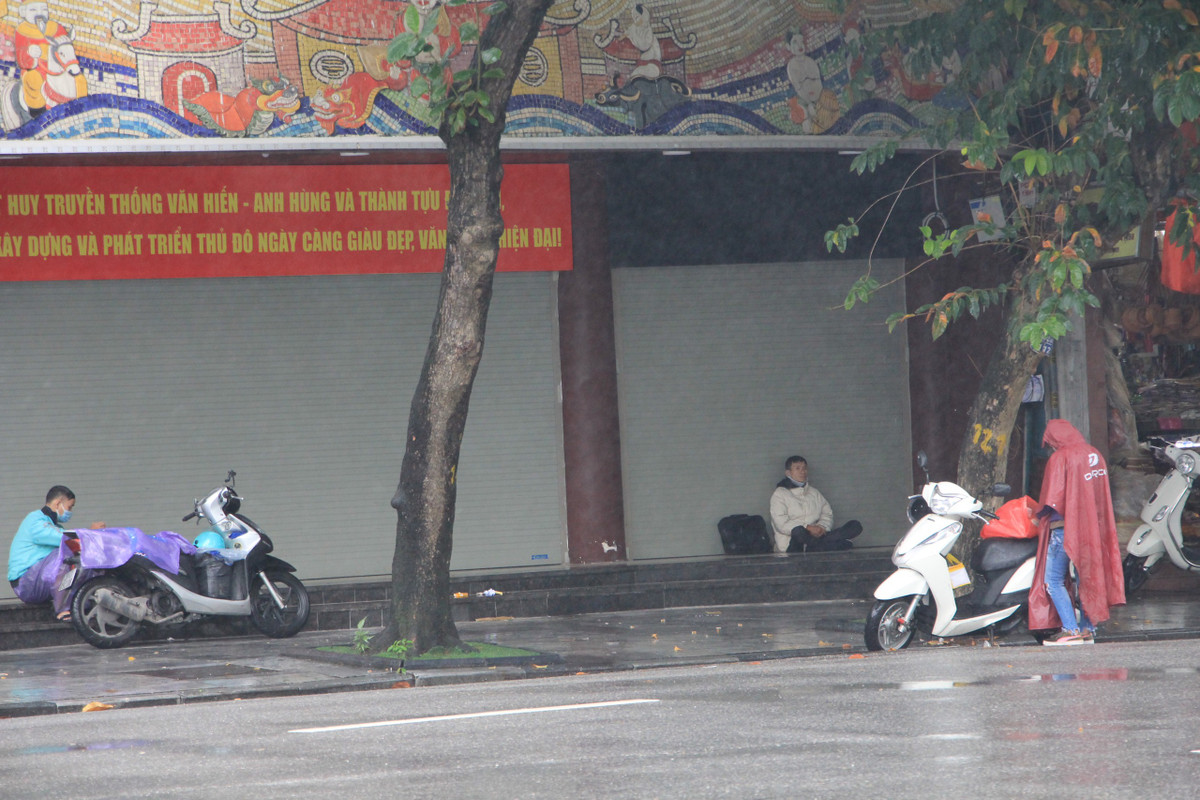 Ngoài việc mặc thêm áo ấm, hầu hết người dân khi ra đường đều phải mặc thêm áo mưa để chống lại cái lạnh buốt của cơn mưa kéo dài.