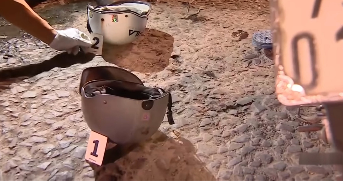 Kết quả khám nghiệm cho thấy nạn nhân tử vong do vết đâm vào vùng ngực trái bằng vật sắc nhọn. Tại hiện trường công an tìm thấy chiếc xe máy màu đỏ của nạn nhân cùng đôi dép quai chéo màu đen và chiếc mũ bảo hiểm màu trắng có lưỡi trai nhãn hiệu Adidas, nghi vấn của hung thủ bỏ lại trước khi tẩu thoát.