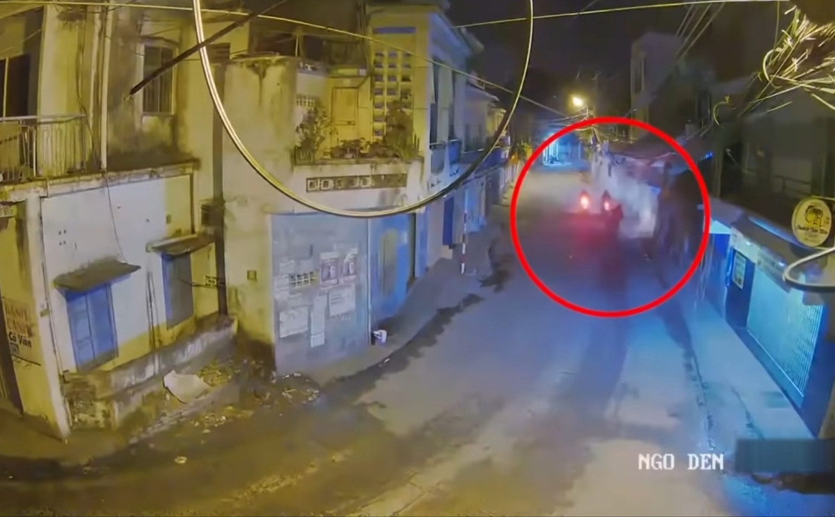 Hình ảnh trích xuất từ camera của người dân ở hai đầu hiện trường cho thấy, lúc 23h đêm, anh Nguyễn Văn Lực điều khiển xe máy BKS 79L5-1863 từ phía sau xe máy của hai người là nam và nữ, vài phút sau đó hai người này tăng tốc tẩu thoát rất nhanh.