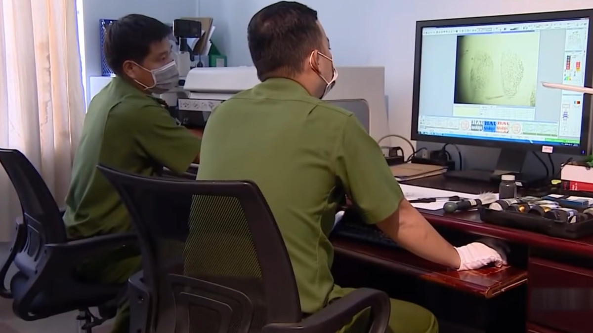 Vụ trọng án xảy ra vào thời điểm nửa đêm, khi đường Ngô Đến vắng vẻ, hầu hết người dân đã ngủ, hình ảnh trên camera mờ nhòe không nhận diện được BKS xe máy của hai nghi can.