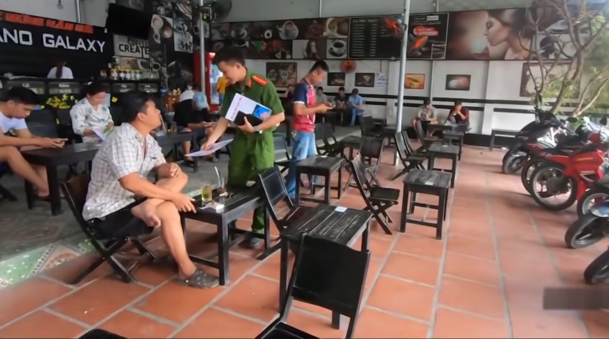 Sau khi "phác họa" được đặc điểm nhận dạng của các đối tượng, Công an đã in ra nhiều tờ rơi để chuyển đến tay người dân nhằm nhận được những thông tin phản ánh, tố giác.