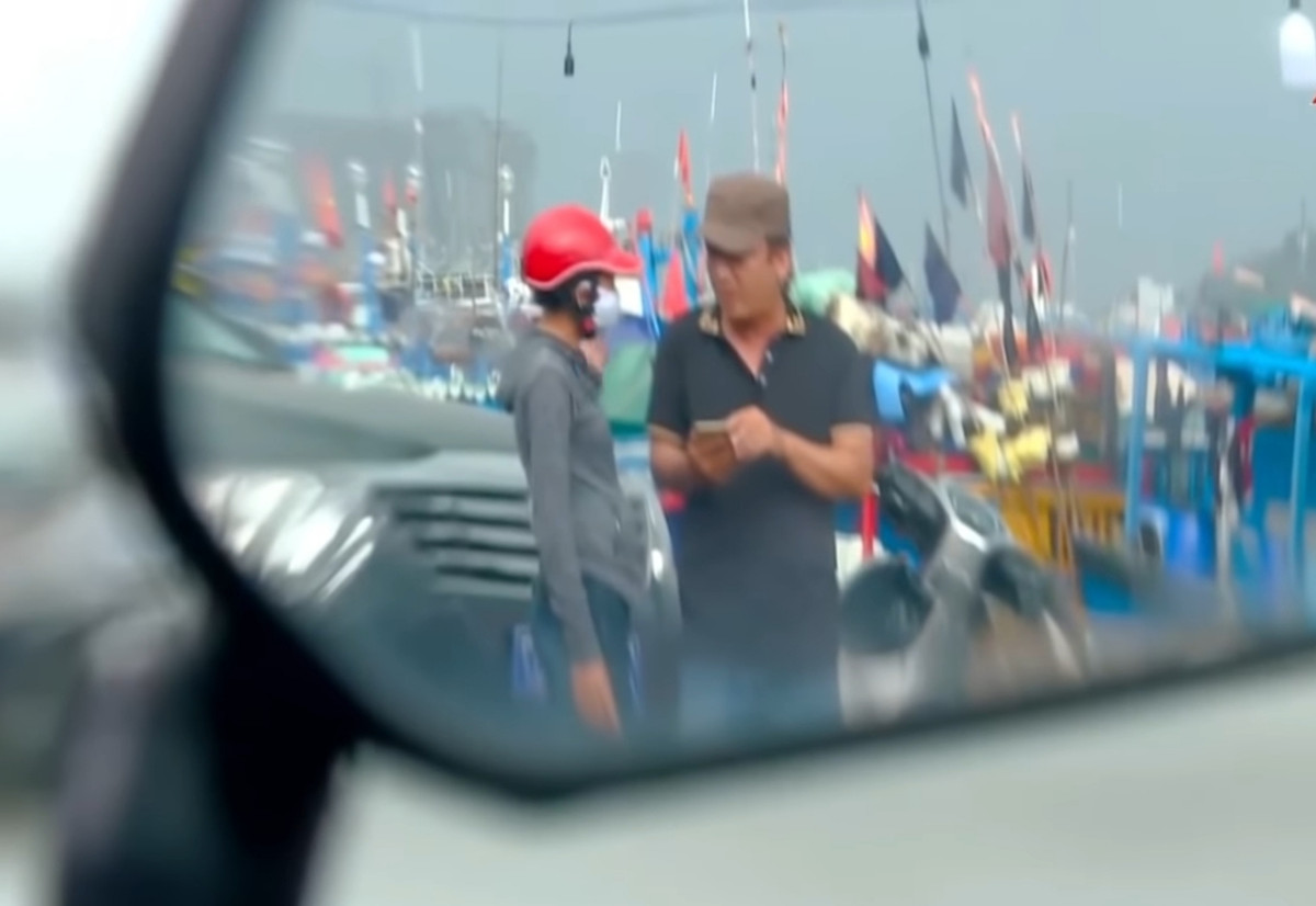 Cùng lúc, cơ quan điều tra nhận được nguồn cung cấp thông tin về nữ nghi can. Theo đó, người này là Trần Thị Mỹ Duyên (SN 1998, trú ở tổ 15, khu Ngọc Sơn, phường Ngọc Hiệp, TP Nha Trang) đang làm tiếp viên ở một quán bia trên địa bàn, sau khi xảy ra vụ án đã nhuộm lại màu tóc đen hòng tránh sự điều tra.