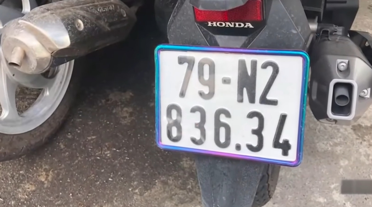 Lúc này, Công an cũng đã xác định được chủ nhân của chiếc xe Vario màu xanh BKS 79N2-836.34 mà nam nghi can điều khiển bỏ chạy là Kiều Duy Tiến (SN 2000, trú tại Tân Hòa, Vĩnh Trường, TP. Nha Trang).