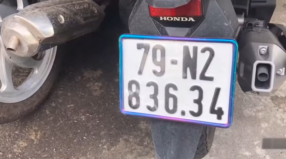 Lúc này, Công an cũng đã xác định được chủ nhân của chiếc xe Vario màu xanh BKS 79N2-836.34 mà nam nghi can điều khiển bỏ chạy là Kiều Duy Tiến (SN 2000, trú tại Tân Hòa, Vĩnh Trường, TP. Nha Trang).