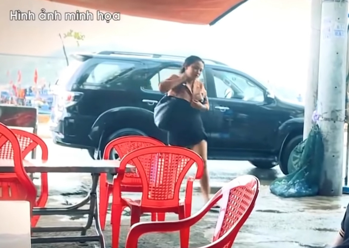 Để tiếp cận nữ nghi an, Công an đã đóng giả là khách nhậu và tìm đến quán bia mà người này hoạt động.