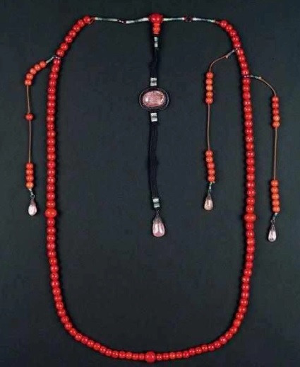 Xung quanh thi hài thái giám Lý Liên Anh có một chuỗi tràng hạt và hơn 50 món ngọc ngà châu báu như vòng tay, nhẫn, dây chuyền... Việc thi hài của Lý Liên Anh chỉ còn phần đầu làm dấy lên hoài nghi thái giám này bị kẻ thù giết chết nên thi hài không vẹn nguyên. Do đó, bên trong mộ của ông chỉ chôn phần thi thể này.