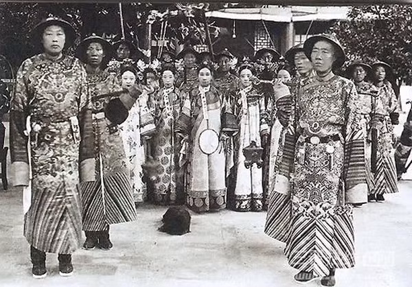 Theo các chuyên gia, phía trước ngôi mộ của Lý Liên Anh có một cổng vòm bằng đá cẩm thạch trắng. Trên cổng có đề dòng chữ: "Mộ của Lý tổng quản do vua ban", phần trụ hai bên có đề câu đối: "Thông u hướng minh chiêu thùy vạn tự - Đại trung chí chính củng cố thiên thu".