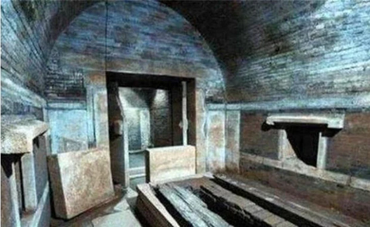 Ngôi mộ của Lý Liên Anh nằm trên mảnh đất rộng khoảng hơn 20 mẫu kéo dài từ Nam sang Bắc. Điểm cực Bắc của ngôi mộ là cầu Kim Thủy, từ cầu sang hướng Bắc có một nhà bia đầy khí thế được xây bằng đá ngọc trắng thời Hán.