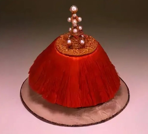 Ngoài ra, Tưởng Giới Thạch còn sở hữu một chiếc mũ mà vua Càn Long từng đội khi thiết triều. Trên đỉnh mũ có đính 15 viên trân châu quý giá.