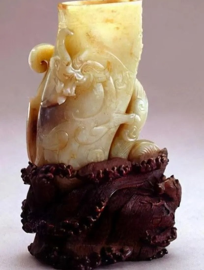 Trong số này, lúc sinh thời, Tưởng Giới Thạch từng sở hữu một chén ngọc thời Hán. Báu vật này được chế tác tinh xảo từ ngọc và có phần đế làm từ gỗ giáng hương vô cùng quý giá.