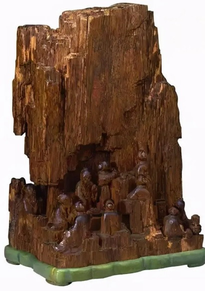 Hương Sơn Cửu Lão thời Càn Long là bức khắc gỗ từ thời hoàng đế Càn Long. Bên trên cổ vật này có thơ và ấn của vị hoàng đế nổi tiếng nhà Thanh.