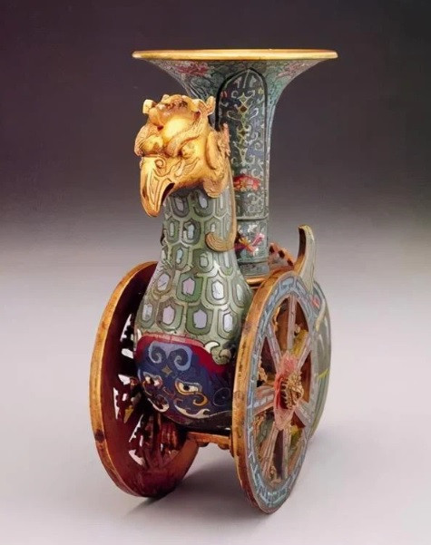 Bình đồng Thiên Kê Tôn là một bảo vật có từ thời nhà Thanh thuộc bộ sưu tập cổ vật của Tưởng Giới Thạch.