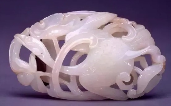 Đại Nhạn Ngọc là miếng ngọc bích được các nghệ nhân chạm khắc tinh xảo hình chim nhạn đang vươn sải cánh bay xa. Cổ vật này từng được Tưởng Giới Thạch nâng niu, yêu thích.