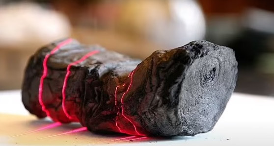 Theo các chuyên gia, cuộn giấy này được phát hiện khi các công nhân tìm thấy tàn tích của một biệt thự sang trọng được cho là có thể thuộc về Lucius Calpurnius Piso Caesoninus, bố vợ của hoàng đế La Mã Julius Caesar.