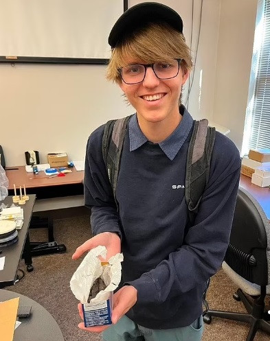 Luke Farritor - sinh viên khoa học máy tính tại Đại học Nebraska-Lincoln và Youssef Nader - sinh viên tốt nghiệp ngành robot sinh học tại Đại học Tự do Berlin ở Đức đã sử dụng AI và có phát hiện quan trọng về cuộn giấy trên.