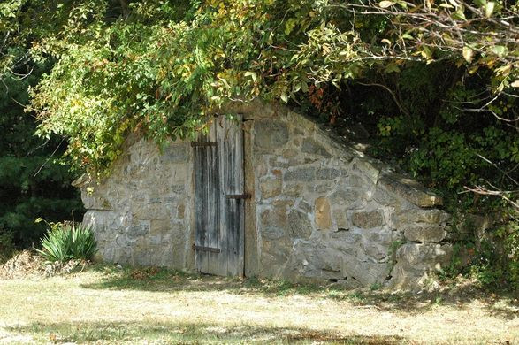 Thậm chí, một số du khách hiếu kỳ tìm đến nhà mộ của Mercy và nghe kể chuyện về ma cà rồng ra khỏi mộ vào ban đêm.