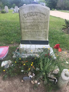 Trước những đồn đoán trên, chính quyền và dân làng quyết định tới nhà mộ và mở quan tài của Mercy. Theo đó, họ phát hiện thi thể của bà vẫn hồng hào như khi còn sống. Điều này càng khiến họ nghi ngờ bà đã trở thành ma cà rồng.