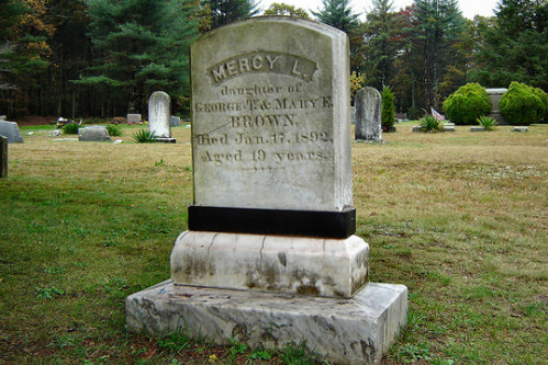 Vào thời kỳ đó, bệnh lao phổi hoành hành khắp nơi và cướp đi sinh mạng của nhiều người. Do y học thời đó chưa phát triển nên người dân địa phương tin rằng ma cà rồng đã gieo rắc căn bệnh nguy hiểm này.