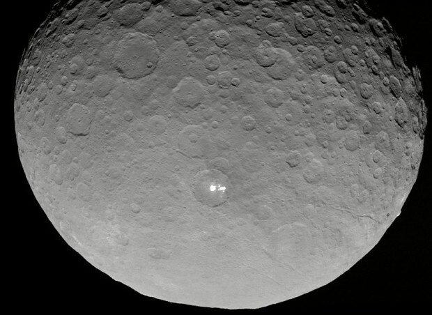 Tiếp đến, nhóm nghiên cứu đã hợp nhất dữ liệu từ camera và máy quang phổ hình ảnh trên tàu vũ trụ Dawn để lập bản đồ các khu vực giàu chất hữu cơ trên hành tinh Ceres một cách chi tiết hơn so với trước đây.