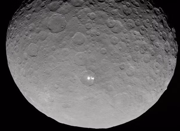 Tiếp đến, nhóm nghiên cứu đã hợp nhất dữ liệu từ camera và máy quang phổ hình ảnh trên tàu vũ trụ Dawn để lập bản đồ các khu vực giàu chất hữu cơ trên hành tinh Ceres một cách chi tiết hơn so với trước đây.