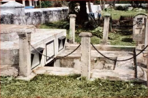 Thế nhưng, giả thuyết này không hợp lý bởi hầm mộ luôn khô ráo và được xây ở vị trí cao hơn mặt nước biển 30m. Thêm nữa, nếu là do nước ngầm thì vì sao các hầm mộ bên cạnh gia tộc họ Chase không bị ảnh hưởng.