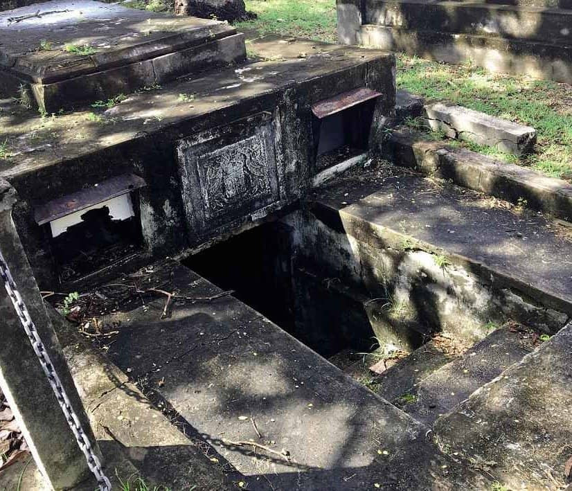 Trong nhiều thế kỷ tiếp theo, các chuyên gia đã cố gắng tìm kiếm lời giải cho sự việc bí ẩn xảy đến với các cỗ quan tài trong hầm mộ của gia tộc họ Chase. Một giả thuyết cho rằng nước ngầm đã rò rỉ vào bên trong hầm mộ làm xê dịch các quan tài.