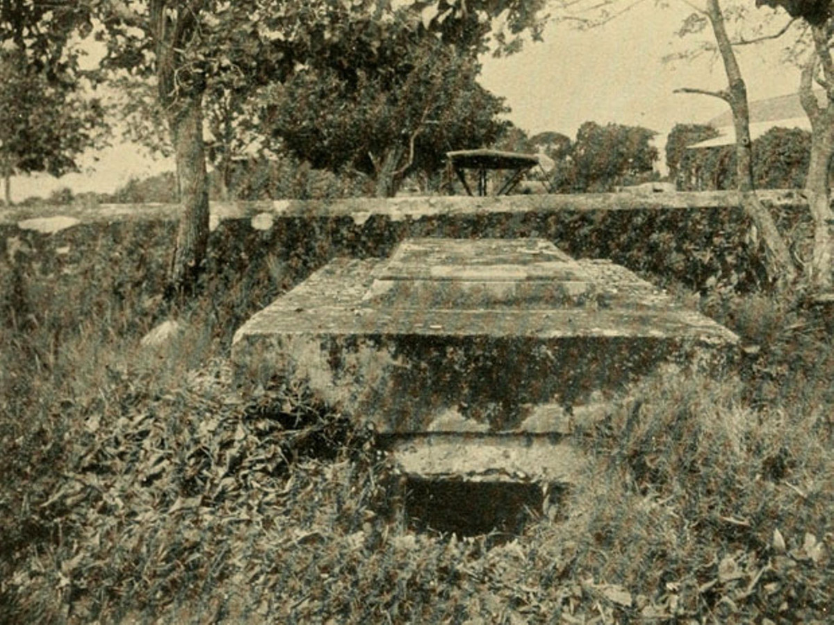 Ngoài ra, một vài giả thuyết khác cho rằng sự việc kỳ bí này liên quan đến con người, hoạt động địa chấn... Tuy nhiên, các nhà điều tra chưa thể xác minh được đâu mới là nguyên nhân khiến các cỗ quan tài ở Barbados tự dịch chuyển.