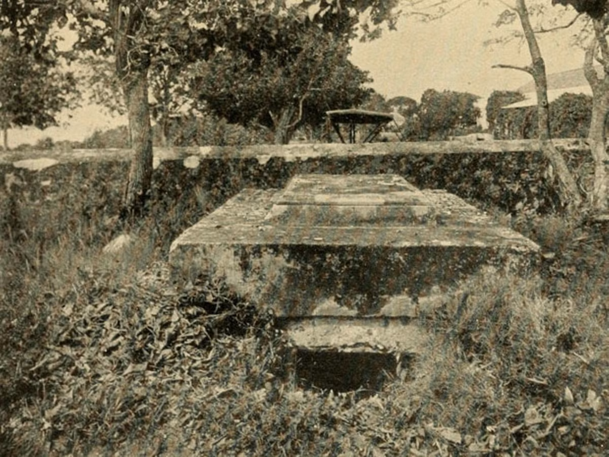 Ngoài ra, một vài giả thuyết khác cho rằng sự việc kỳ bí này liên quan đến con người, hoạt động địa chấn... Tuy nhiên, các nhà điều tra chưa thể xác minh được đâu mới là nguyên nhân khiến các cỗ quan tài ở Barbados tự dịch chuyển.