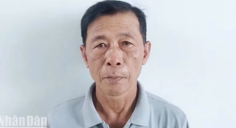 Theo đó, lực lượng chức năng phát hiện trong túi nilon của Nguyễn Văn Thống có 2 túi lưới chứa 41 cá thể rùa nặng 14,9kg. Trong đó, 40 cá thể nghi là rùa ba gờ và 1 cá thể nghi là rùa hộp lưng đen thuộc danh mục loài nguy cấp, quý, hiếm được ưu tiên bảo vệ. Ảnh: Báo Nhân dân.