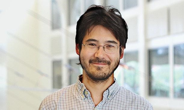 Vào năm 16 tuổi, ông Hirata làm việc cho NASA và sau đó nhận bằng tiến sĩ của Đại học Princeton khi 22 tuổi. Sau đó, ông trở thành nhà Vật lý thiên văn và Vũ trụ học công tác tại Đại học Ohio của Mỹ.