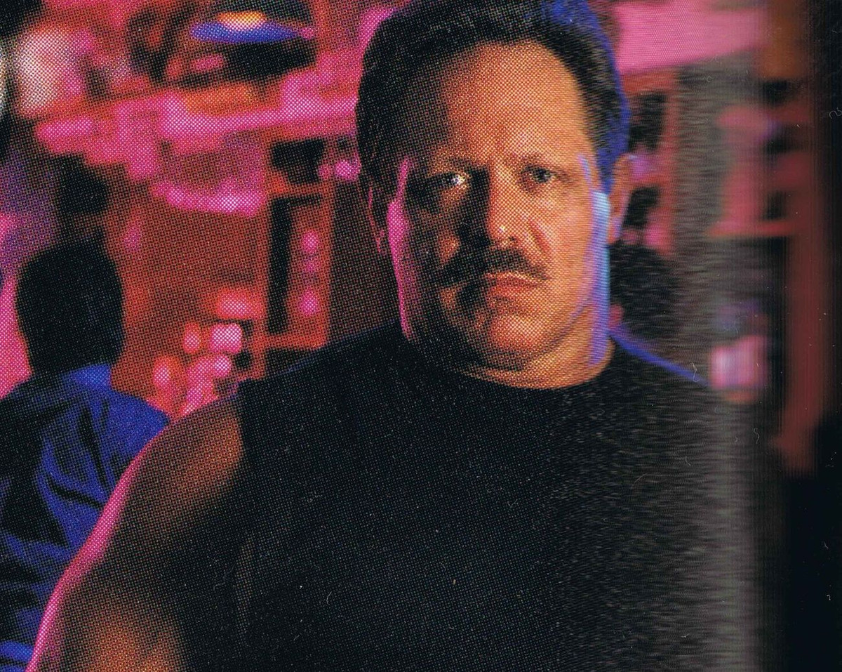 Sinh năm 1952, Chris Langan khiến mọi người ngưỡng mộ khi có chỉ số IQ là 195. Là một trong những thiên tài nổi tiếng nhất nước Mỹ, ông học xong chương trình phổ thông từ năm 12 tuổi rồi sau đó chủ yếu tự học Toán cao cấp, Vật lý, Triết học, tiếng Latin và Hy Lạp.