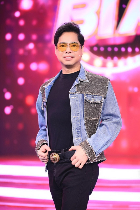 Nam ca si U60 khong cuoi vo, song mot minh trong biet thu dat vang