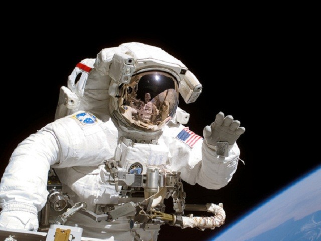 Bài kiểm tra thể chất của NASA bao gồm nhiều kỹ năng như: lặn biển, trải nghiệm nơi hoang dã, kinh nghiệm lãnh đạo và khả năng sử dụng các ngôn ngữ khác nhau.