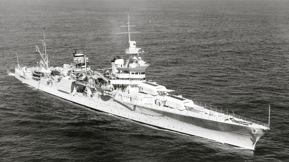 Dù vậy, đến ngày 30/7/1945, tuần dương hạm USS Indianapolis bị lực lượng Nhật Bản phát hiện khi đi qua đảo Palau, cách Philippines khoảng 800 km về phía đông. Sau đó, một tàu ngầm của Nhật Bản tấn công và đánh chìm USS Indianapolis.