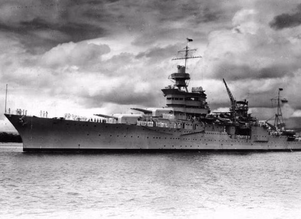 Khi đó trên tuần dương hạm USS Indianapolis có gần 1.200 thành viên thủy thủ đoàn. Do là một nhiệm vụ tuyệt mật nên tuần dương hạm USS Indianapolis di chuyển một mình mà không có bất cứ tàu hộ tống nào để tránh bị lực lượng Nhật Bản phát hiện.