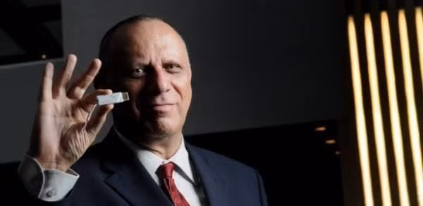 Ổ đĩa flash USB là "đứa con tinh thần" của nhà phát minh, doanh nhân người Isreal Dov Moran và Aryeh Mergi. Phát minh của họ đã tạo ra thay đổi lớn trong lĩnh vực công nghệ.