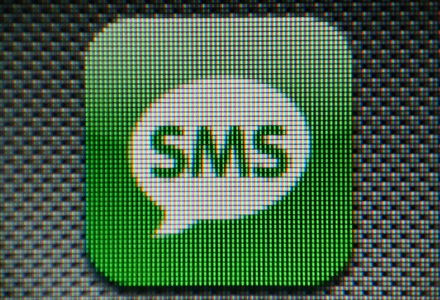 Ứng dụng tin nhắn tức thời ICQ (viết tắt của "I seek you") được các chuyên gia tại công ty Mirabilis phát triển vào năm 1996. Đây là một công ty do Arik Vardi, Yair Goldfinger, Sefi Vigiser và Amnon Amir thành lập. Năm 1998, ICQ được nhà cung cấp dịch vụ trực tuyến của Mỹ (AOL) mua lại.