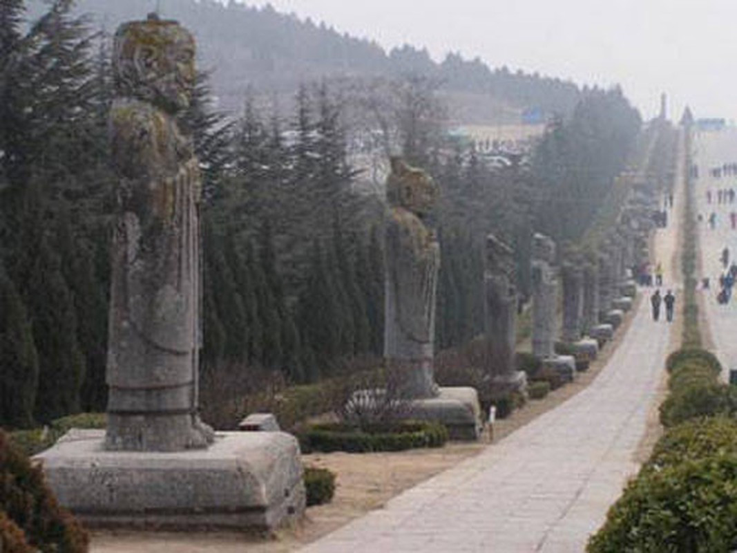 Kết quả nghiên cứu của các chuyên gia cũng chỉ ra các lý do khiến Càn Lăng trở thành công trình bất khả xâm phạm. Trong đó, nguyên nhân đầu tiên là công trình này được xây dựng bằng gạch đá vôi lớn cực rắn chắc. Đặc biệt, các phiến đá lớn được ghép lại với nhau và dùng thiếc để lấp kín khe hở. Nhờ chất kết dính này, các phiến đá càng gắn chặt vào với nhau, khó phá vỡ.