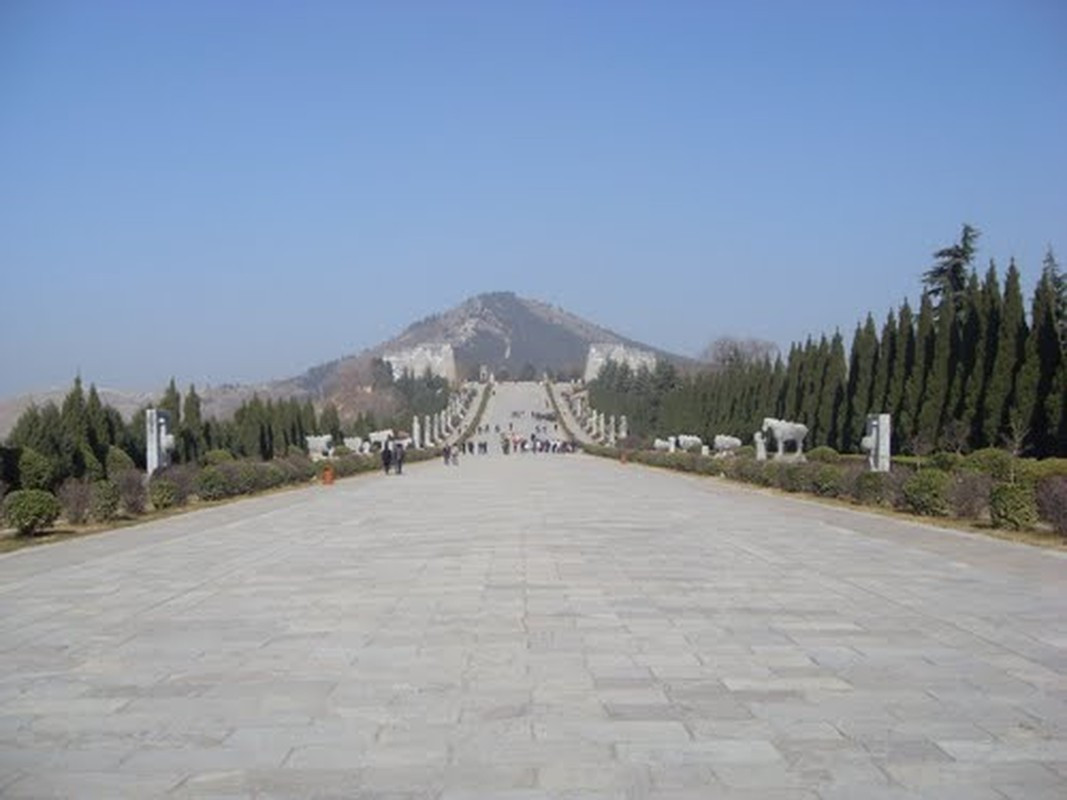 Cuối cùng, những người thợ phụ trách công việc xây Càn Lăng vô cùng thông minh, khéo léo khi thiết kế nhiều tầng bảo vệ lối vào lăng mộ khiến giới chuyên gia ngày nay vẫn chưa thể tìm ra. Vậy nên, không ai biết bên trong Càn Lăng cất giấu những bí mật nào.