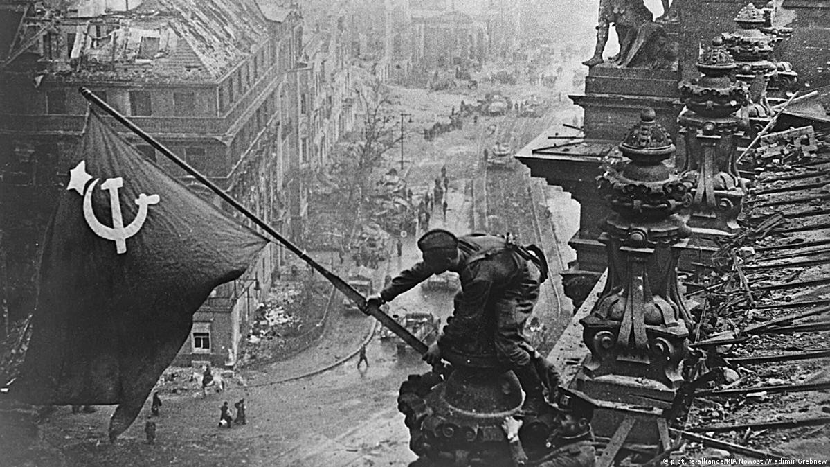 Theo thống kê, khoảng 10,7 triệu binh sĩ Liên Xô tử trận và khoảng 24 triệu người dân Liên Xô thiệt mạng trong cuộc chiến khốc liệt, đẫm máu này.