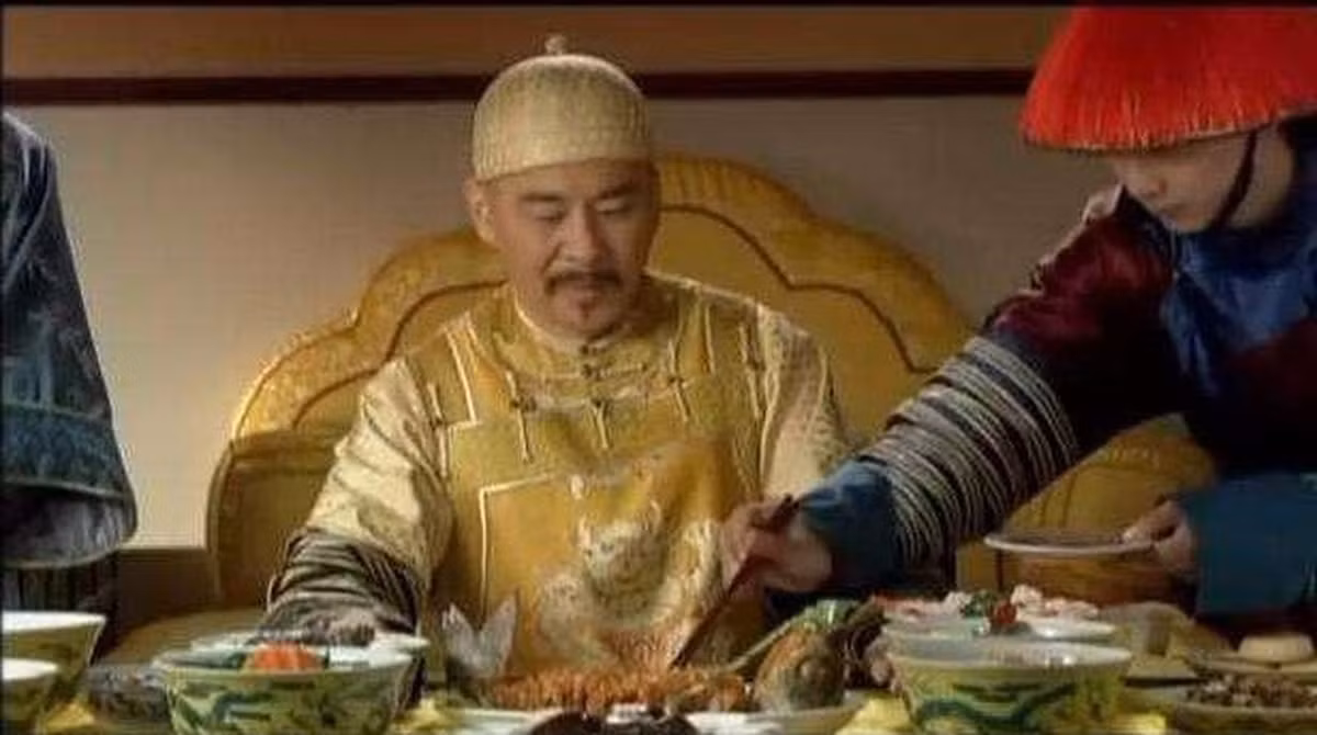 Thức ăn thừa của hoàng đế thường được ban thưởng cho quan lại, phi tần, hoàng thân quốc thích. Nếu nhà vua không căn dặn ban thưởng cho nhóm đối tượng này thì cung nữ, thái giám sẽ có cơ hội được thưởng thức các món sơn hào hải vị hoặc đem ra ngoài cung bán lấy tiền.