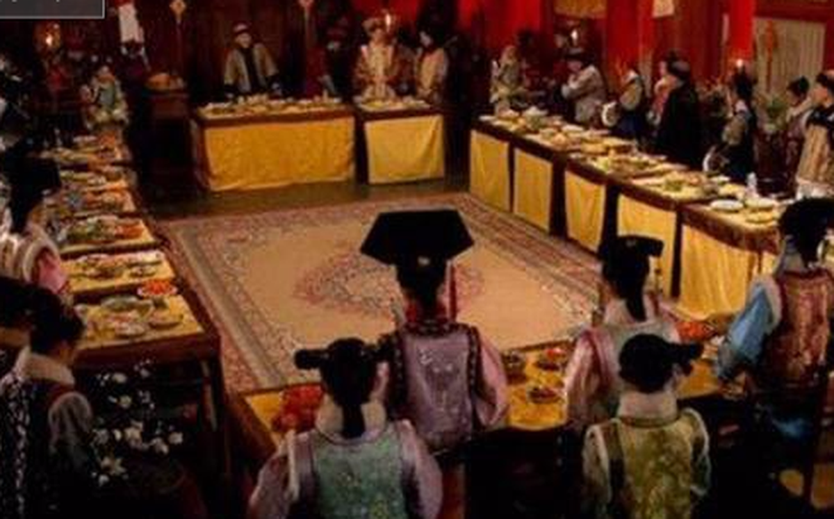 Kể từ khi thống trị giang sơn, các hoàng đế nhà Thanh vẫn giữ tập quán của tổ tiên là mỗi ngày chỉ ăn 2 bữa chính. Bữa sáng của hoàng đế diễn ra trong khoảng từ 6 - 8h sáng. Bữa chiều sẽ được phục vụ trong khoảng từ 12h trưa - 2h chiều. Giữa hai bữa chính này, hoàng đế sẽ ăn thêm điểm tâm.